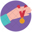 پیش‌نمایش فایل awarding-medal از پک دست‌های در حال نگه داشتن (مسطح)