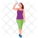 پیش‌نمایش فایل girl-drinking-water از پک افراد در پارک در حال تفریح