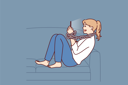 پیش‌نمایش فایل girl-holding-mobile-and-watching-in-it-8390707 از پک مفهوم محور