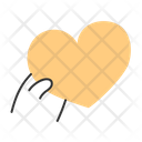 پیش‌نمایش فایل holding-heart-4970628 از پک دست در حال نگه داشتن وسایل