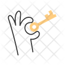 پیش‌نمایش فایل holding-key-4970649 از پک دست در حال نگه داشتن وسایل